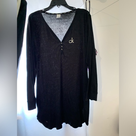 Woman’s Calvin Klein Top - Picture 3 of 5